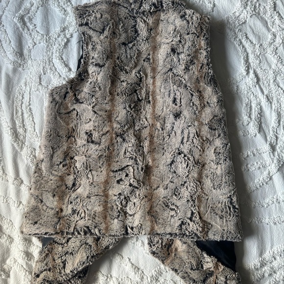 The Limited Faux Fur Super Soft Open Front Vest in Black and Tan Size x Small - Picture 8 of 8